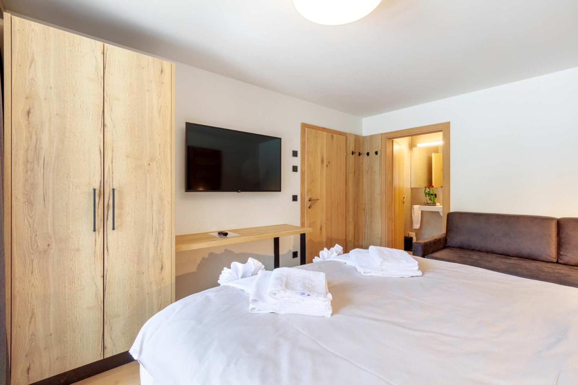 Emma Deluxe Aparthotel Mit Beheizten Aussenpool Direkt Beim Skibus Piesendorf Room photo