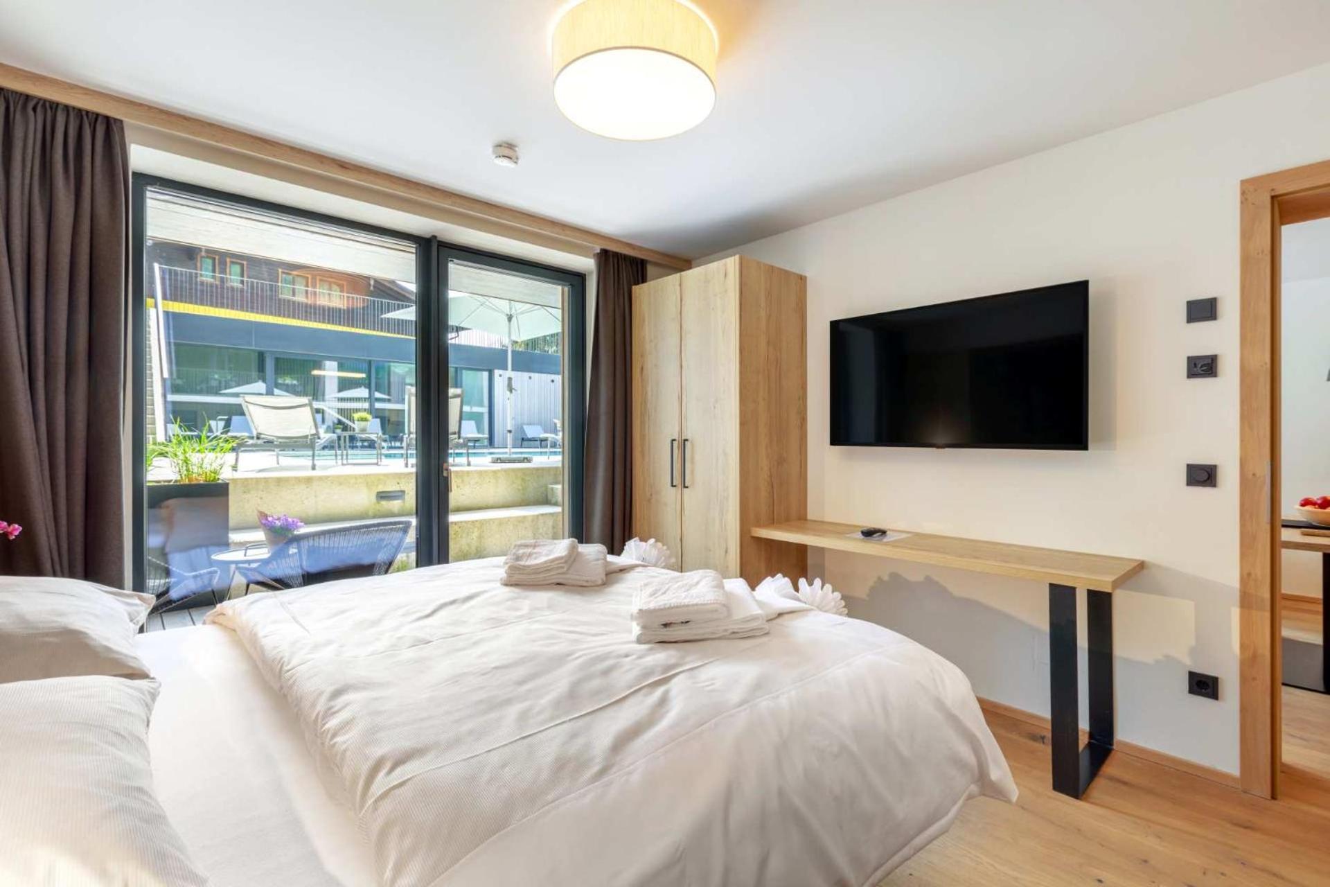 Emma Deluxe Aparthotel Mit Beheizten Aussenpool Direkt Beim Skibus Piesendorf Room photo